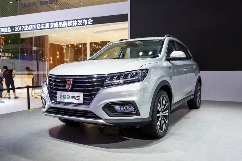 全新榮威950、榮威e950定義“高級轎車” 成都車展亮相售價16.88萬起 互聯網汽車上市一周年 系統升級帶來顛覆式進化